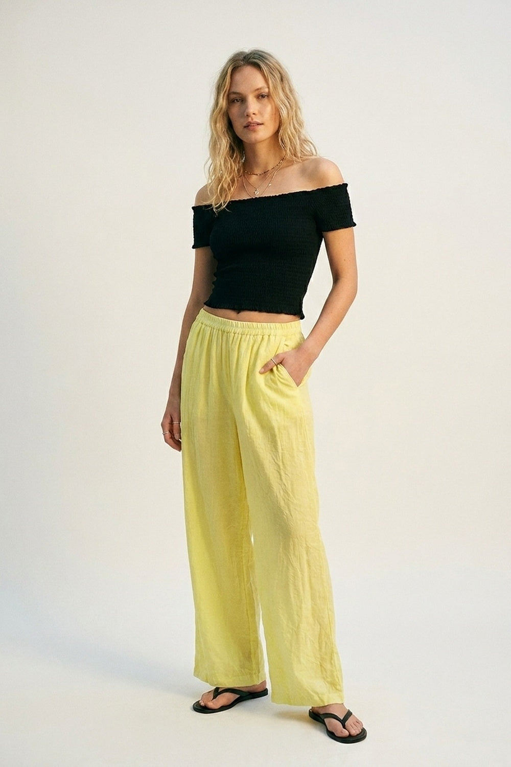 Pantalon large jaune avec tissu transparent