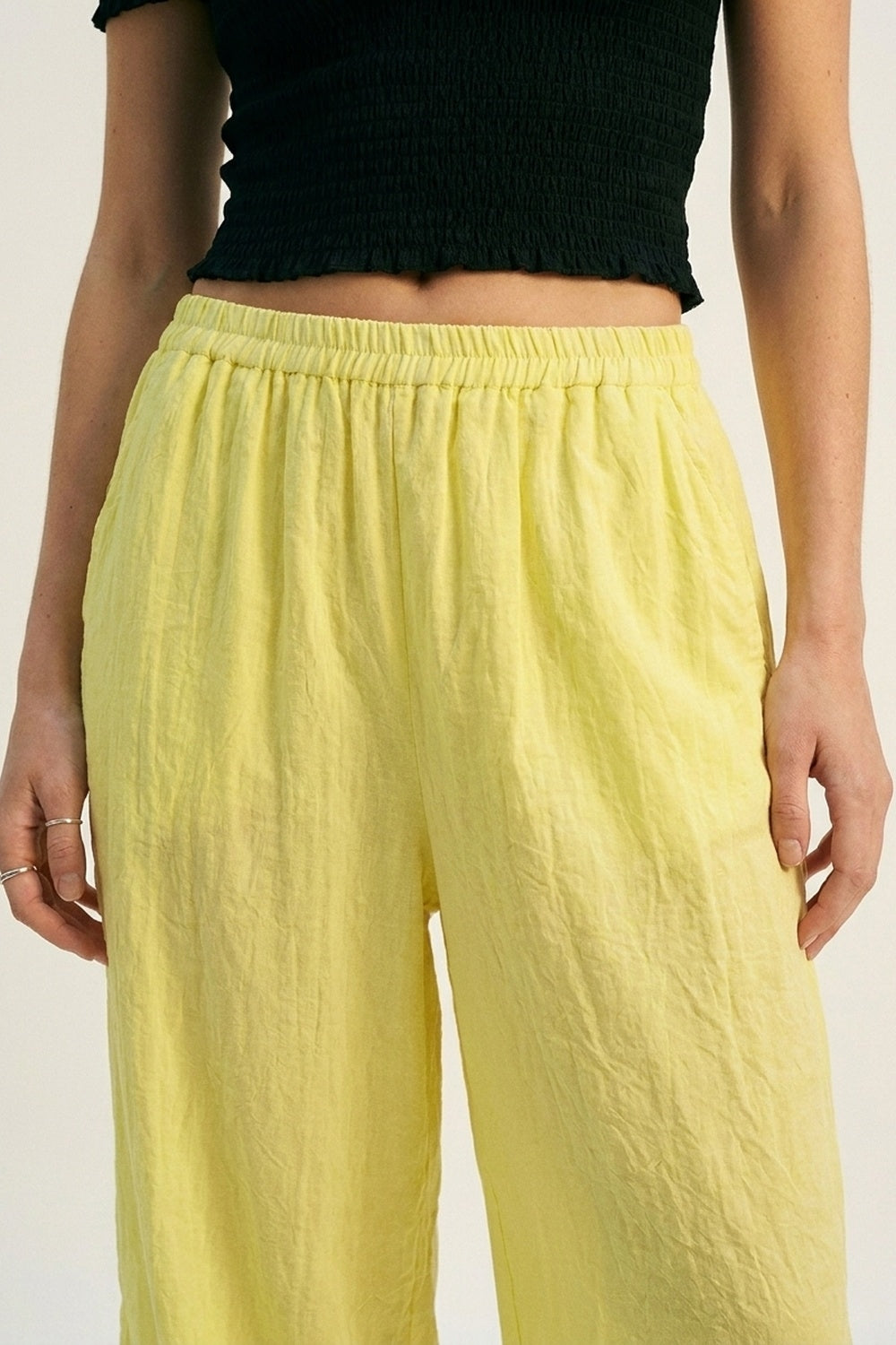 Pantalon large jaune avec tissu transparent