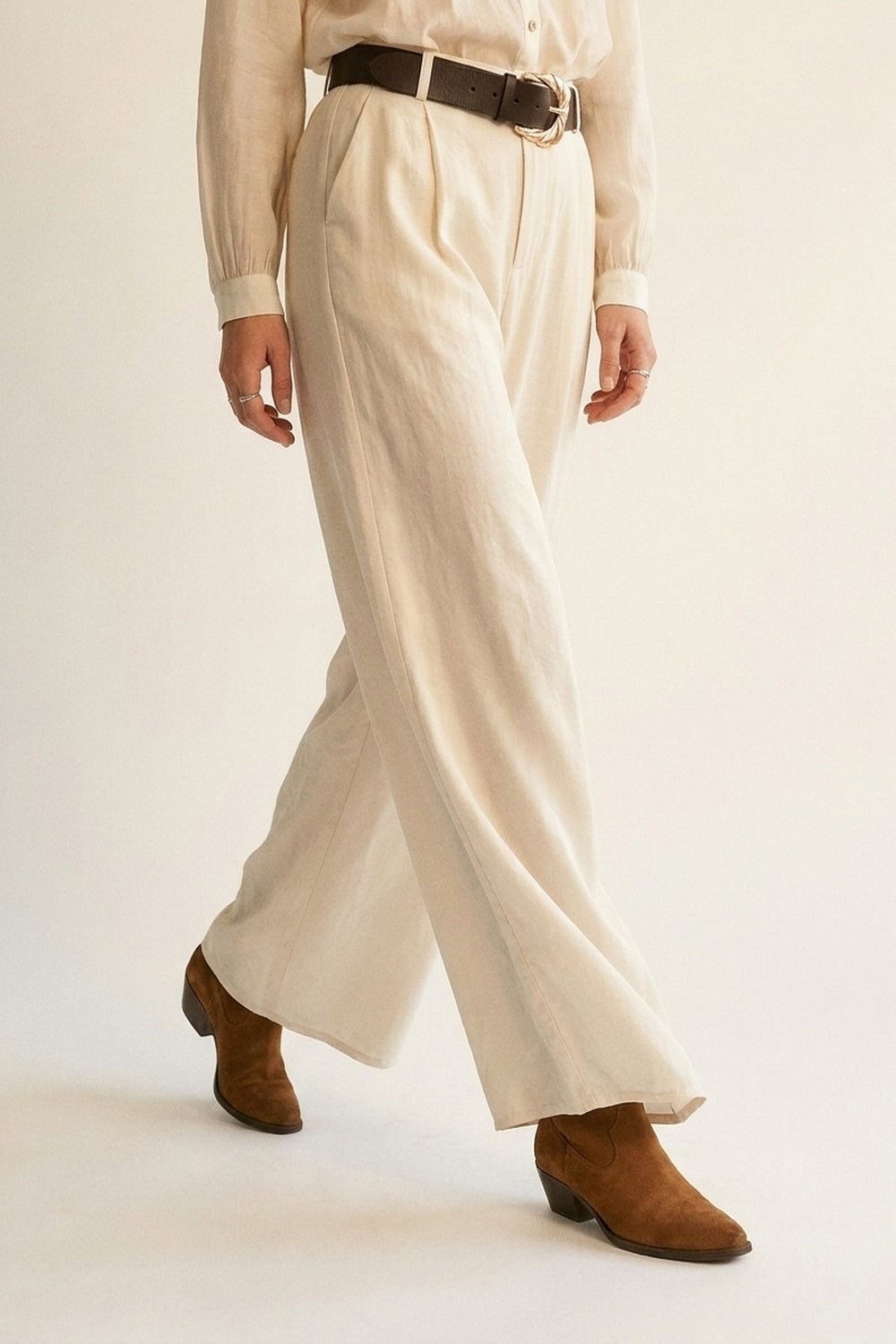 Pantalon extra-large dans un tissu léger et brillant