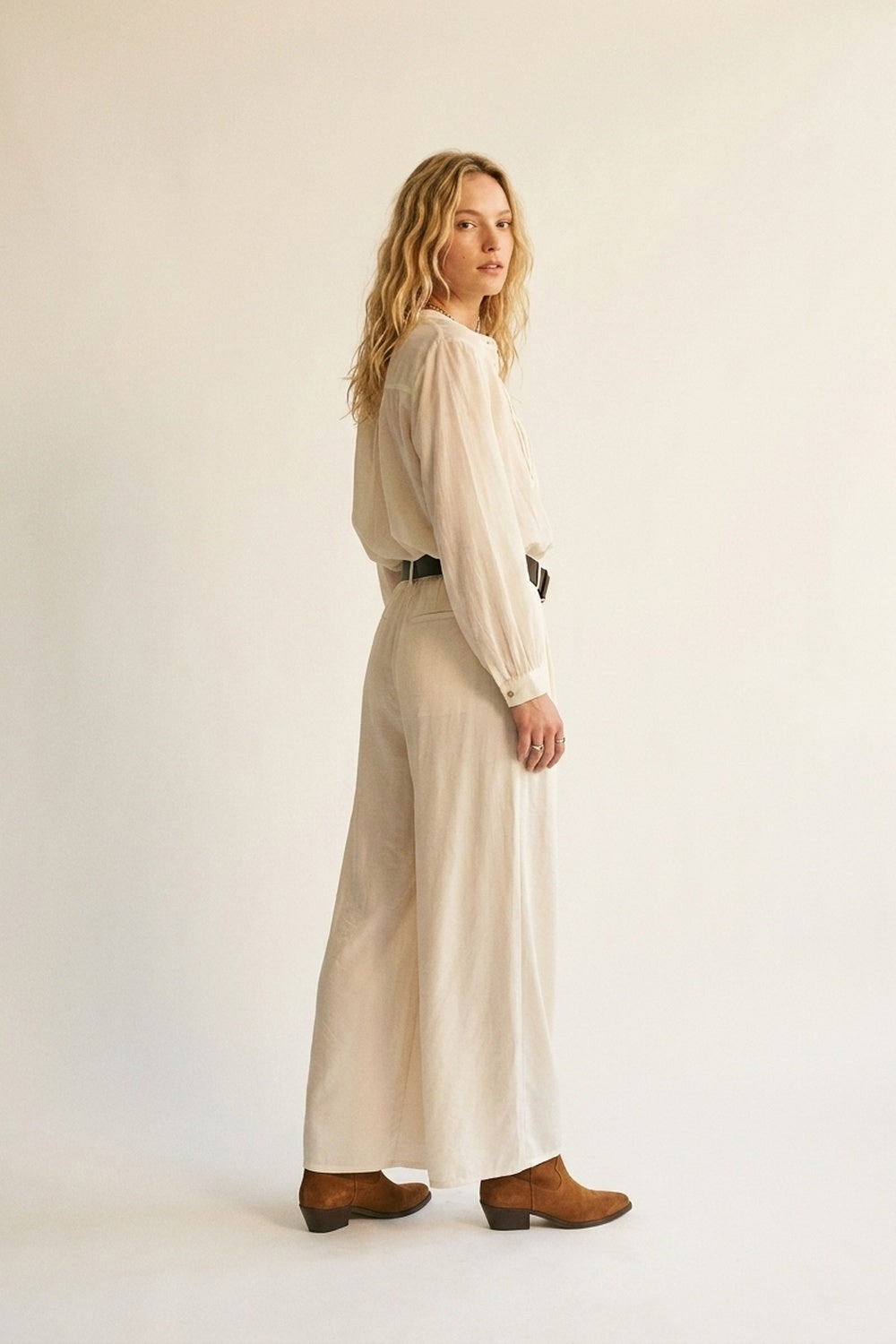 Pantalon extra-large dans un tissu léger et brillant
