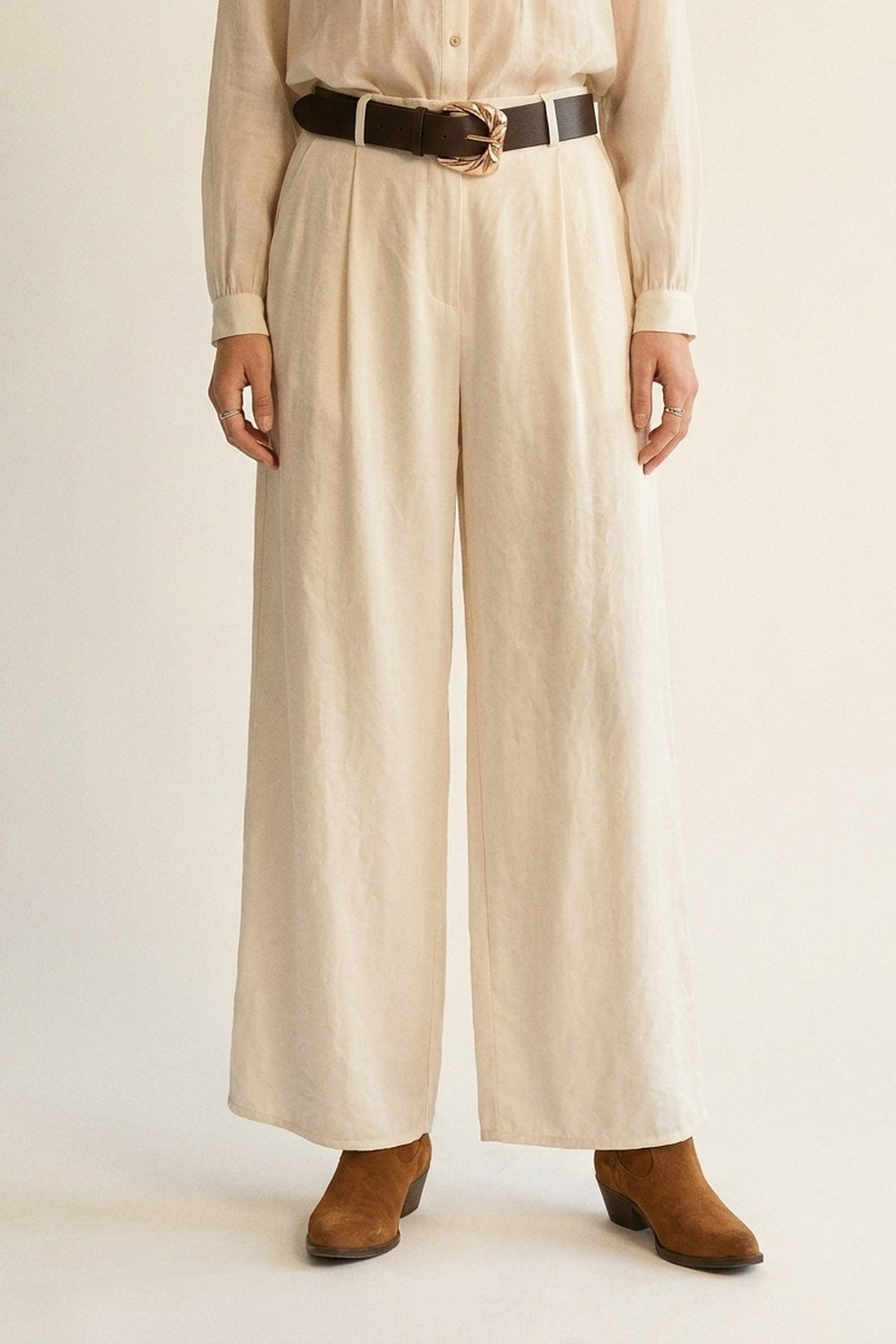 Pantalon extra-large dans un tissu léger et brillant