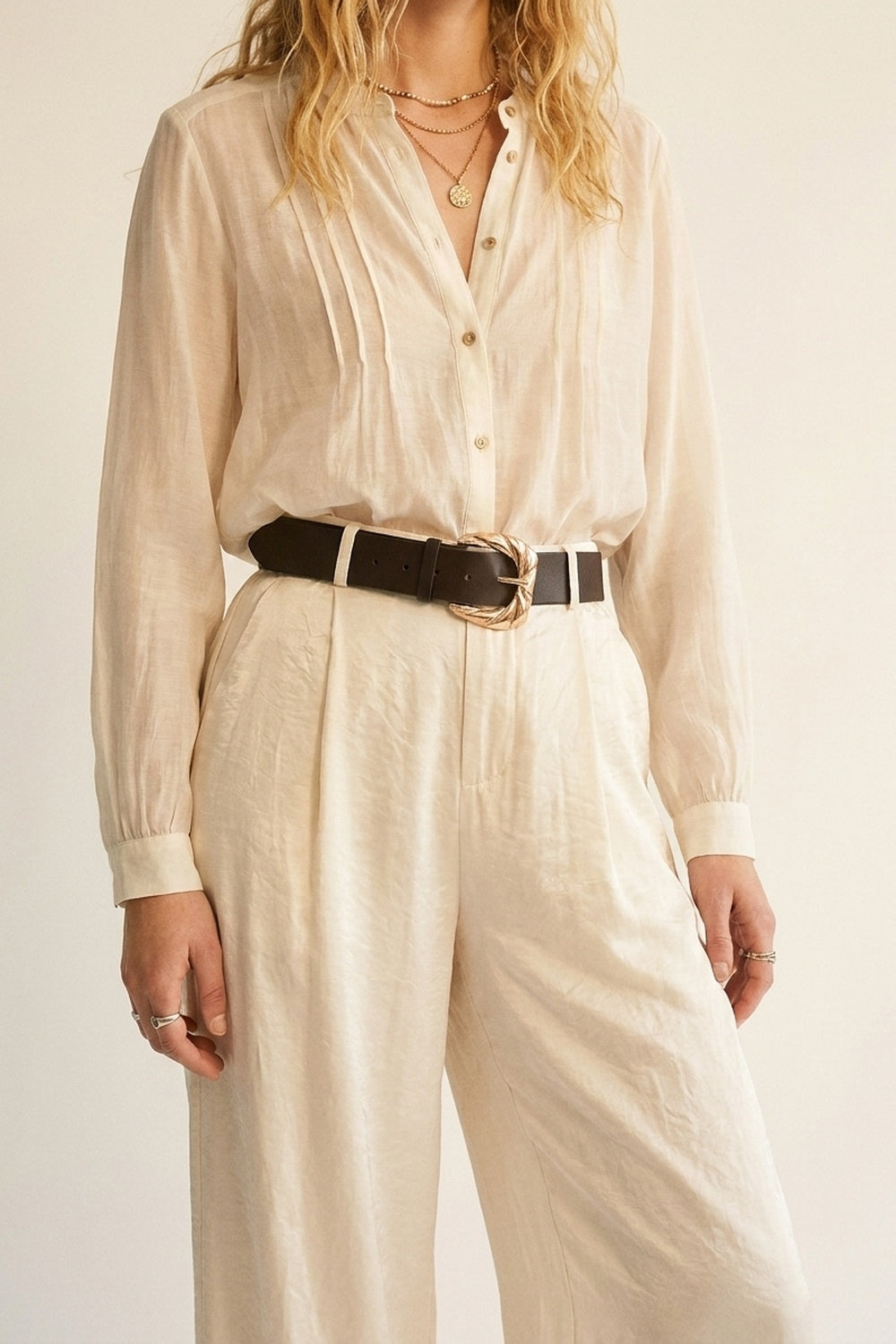 Pantalon extra-large dans un tissu léger et brillant