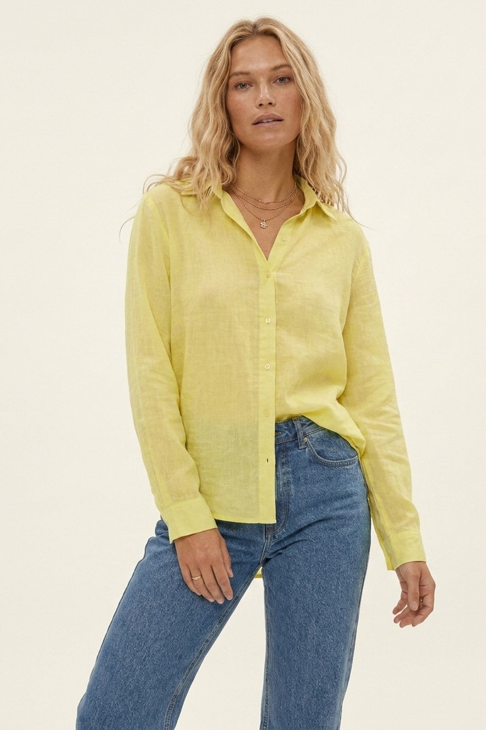 Chemise longue décontractée jaune avec tissu transparent