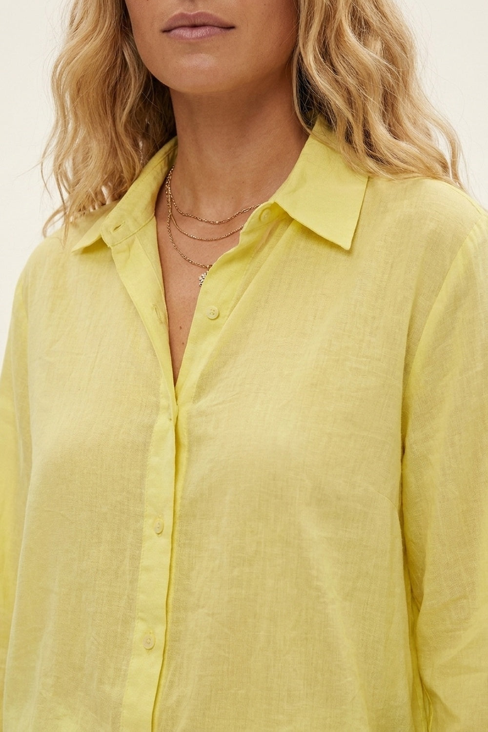 Chemise longue décontractée jaune avec tissu transparent