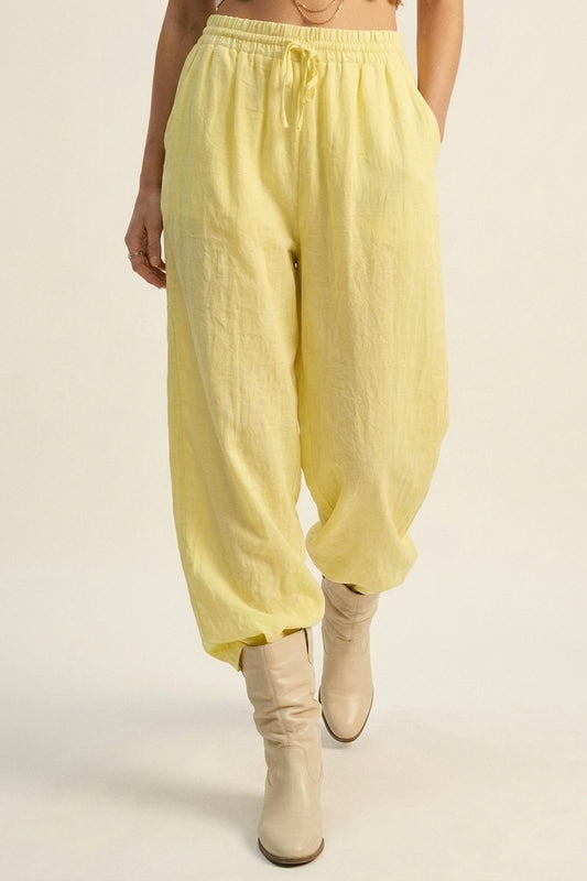 Pantalon jaune large à cordon avec tissu transparent