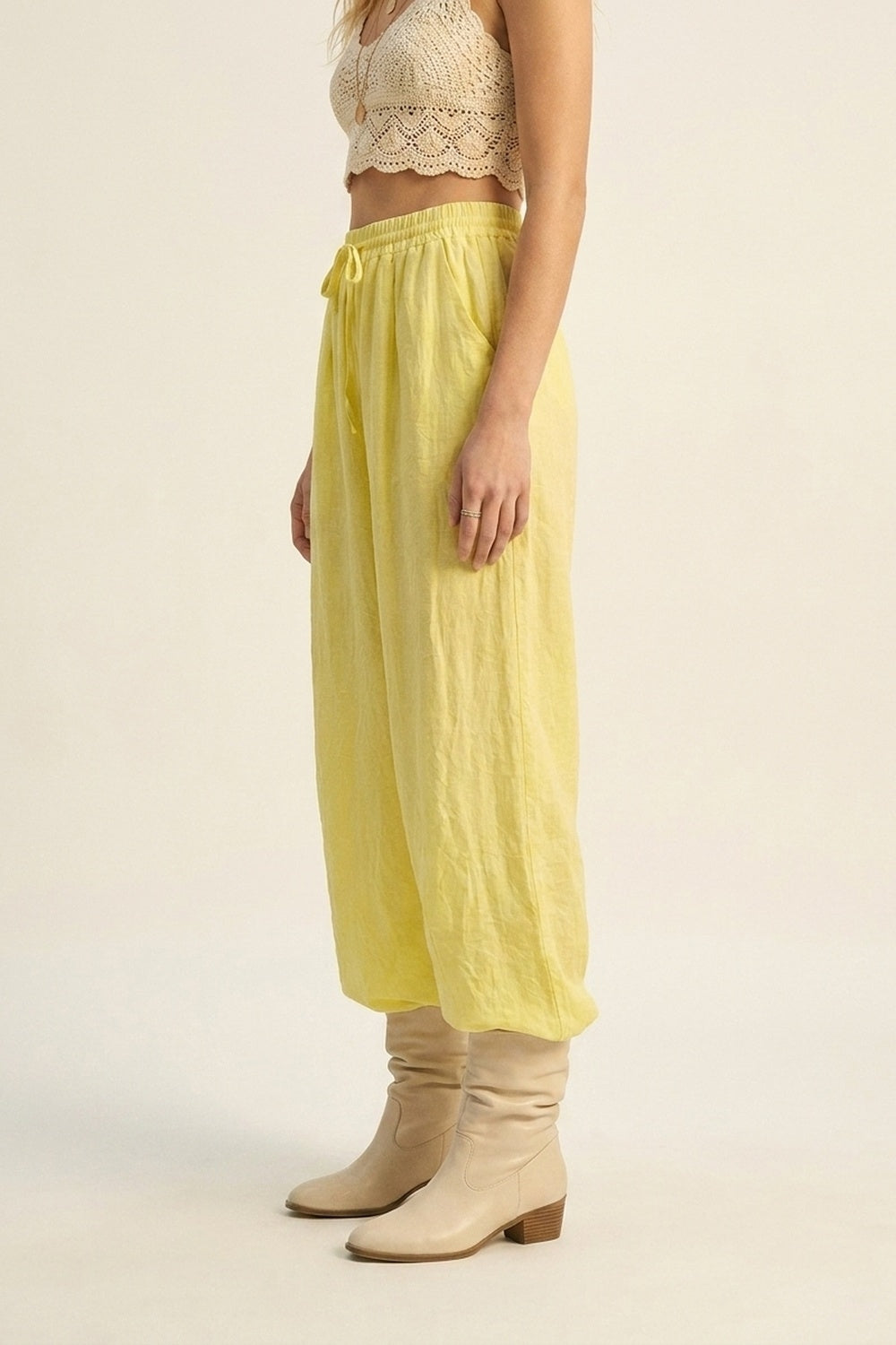 Pantalon jaune large à cordon avec tissu transparent