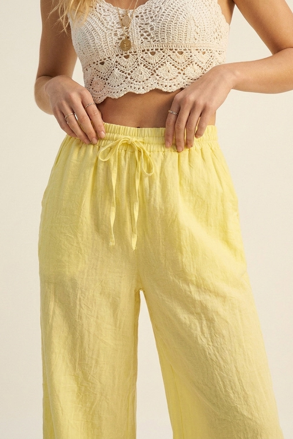 Pantalon jaune large à cordon avec tissu transparent