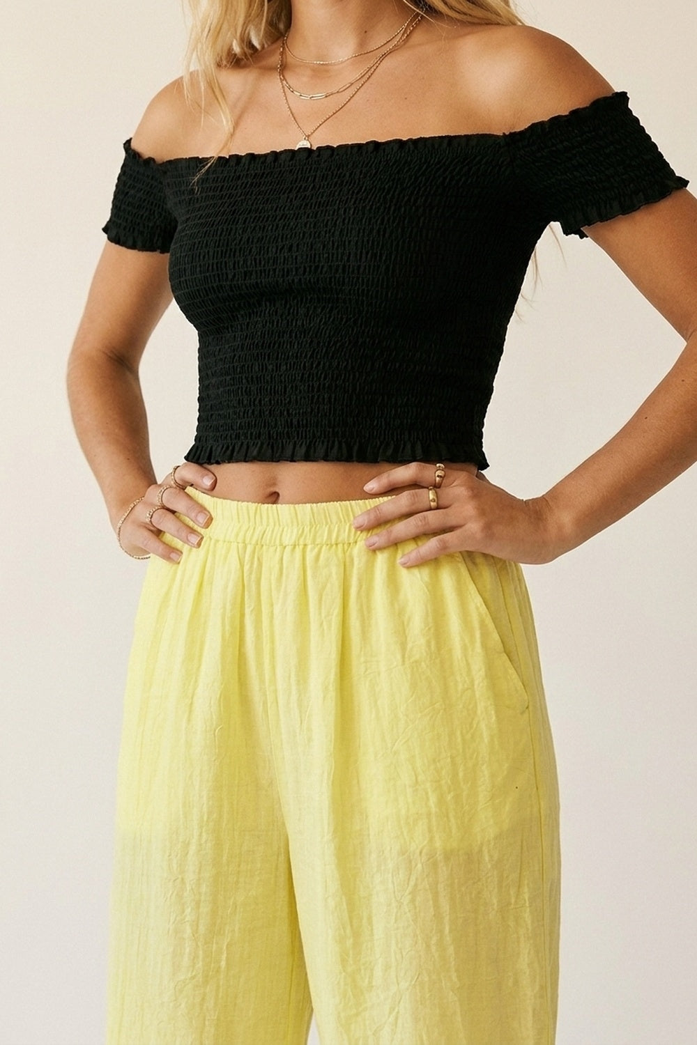 Pantalon large jaune avec tissu transparent