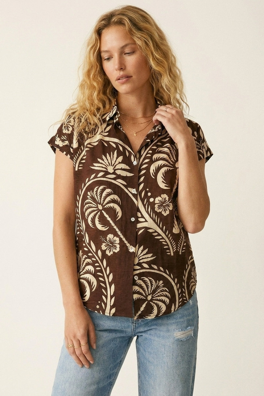 Chemise à manches courtes imprimée tropicale marron avec boutons