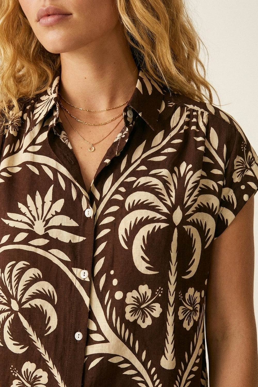 Chemise à manches courtes imprimée tropicale marron avec boutons