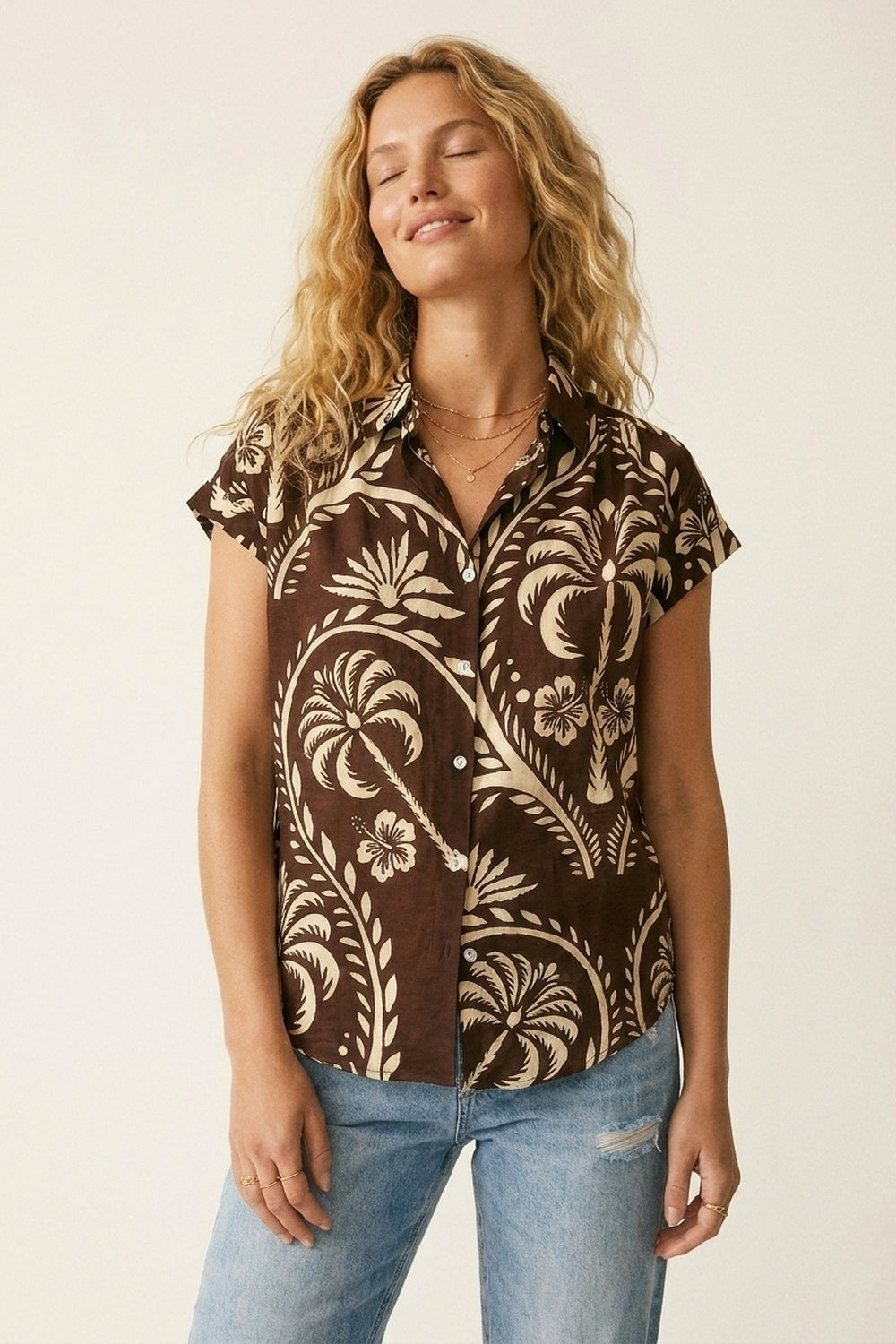 Chemise à manches courtes imprimée tropicale marron avec boutons