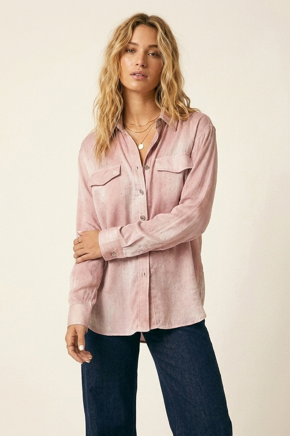 Chemise en chiffon rose avec détails en strass et poches poitrine