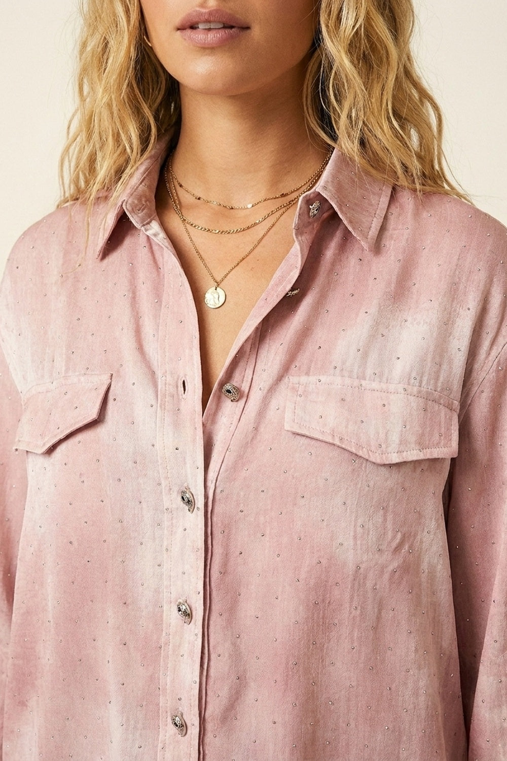 Chemise en chiffon rose avec détails en strass et poches poitrine