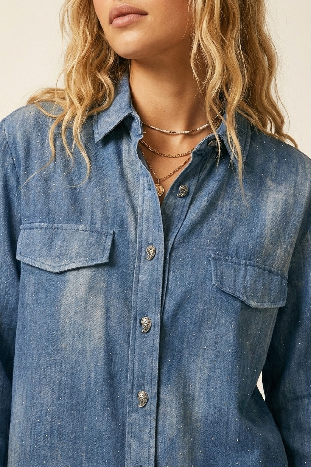 Chemise en chiffon tie and dye bleu avec détails en strass