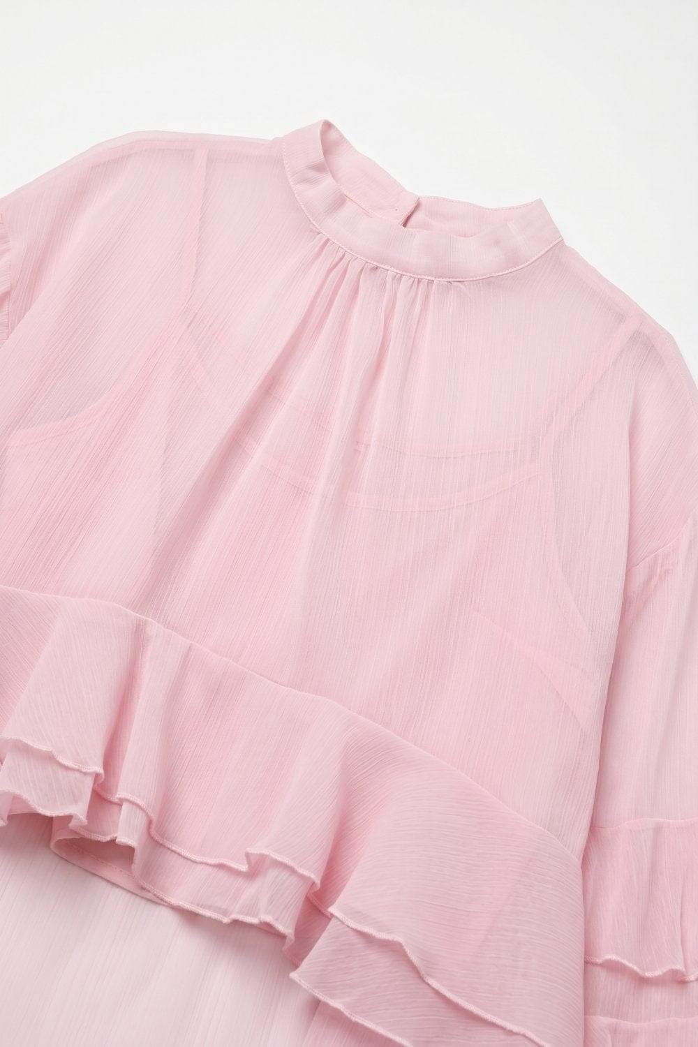 Chemisier asymétrique à col montant et volants en mousseline rose clair