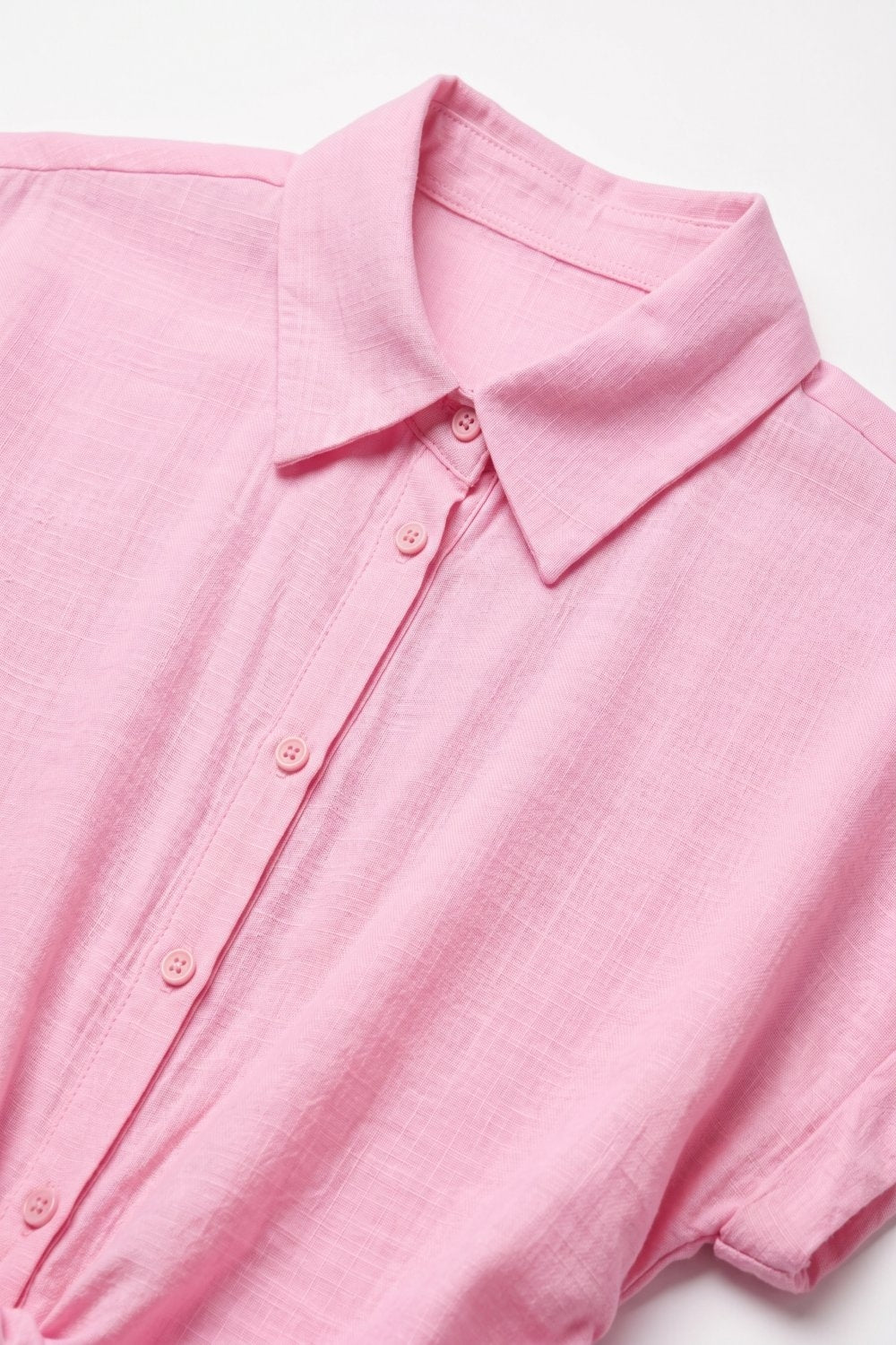 Chemise légère en tissu rose à manches courtes avec nœud à l'avant