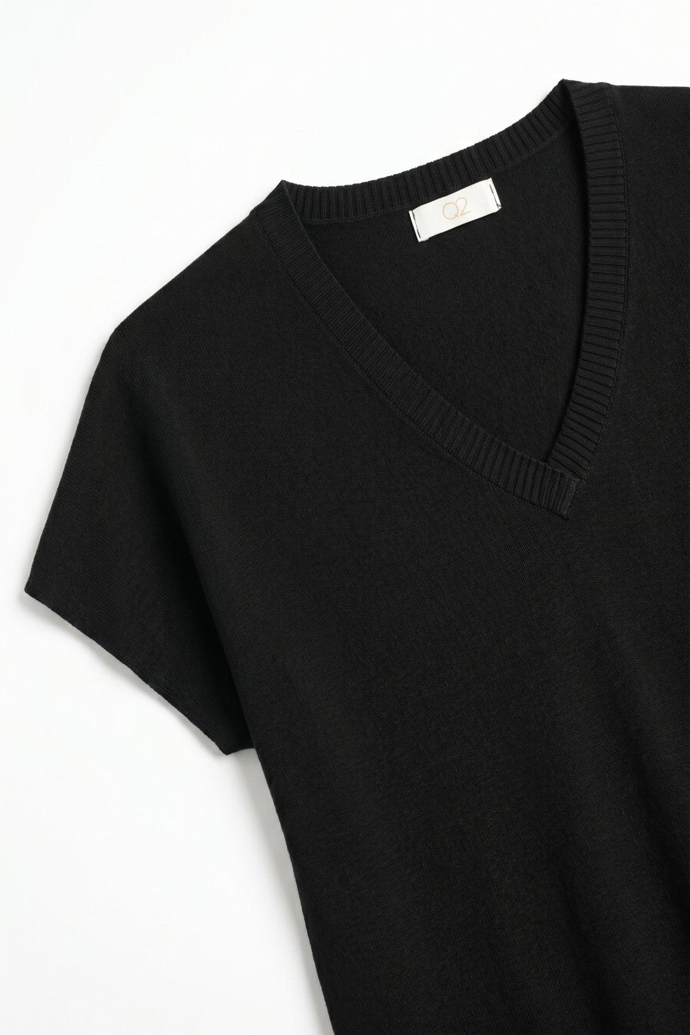 Pull noir en tricot fin à col en V et manches courtes