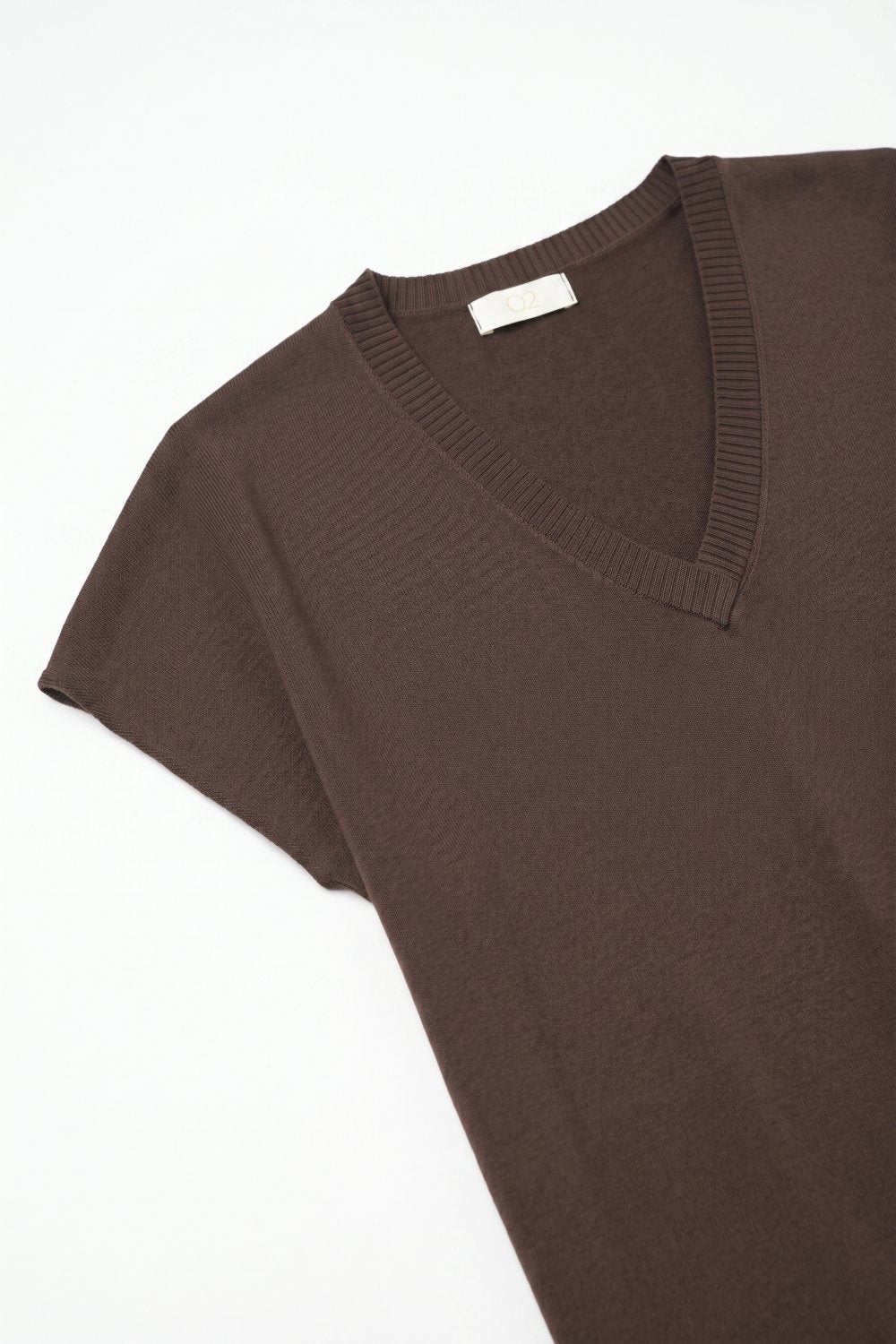 Pull à manches courtes à col en V en tricot fin marron
