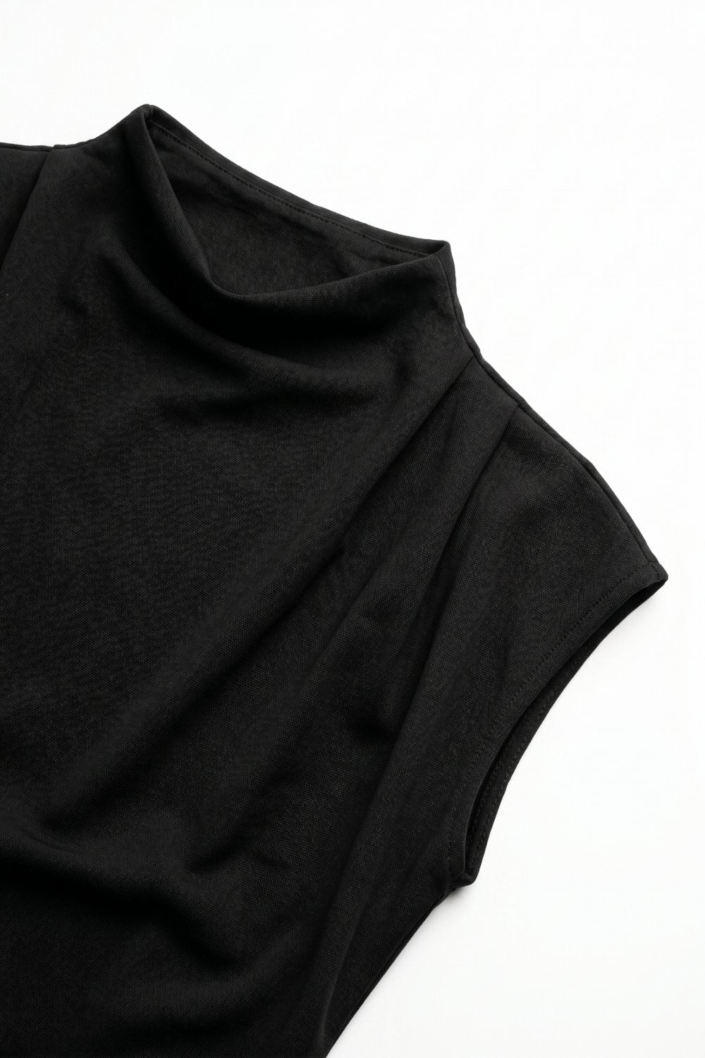 Top sans manches noir léger en tissu tissé avec encolure bénitier et ourlet asymétrique
