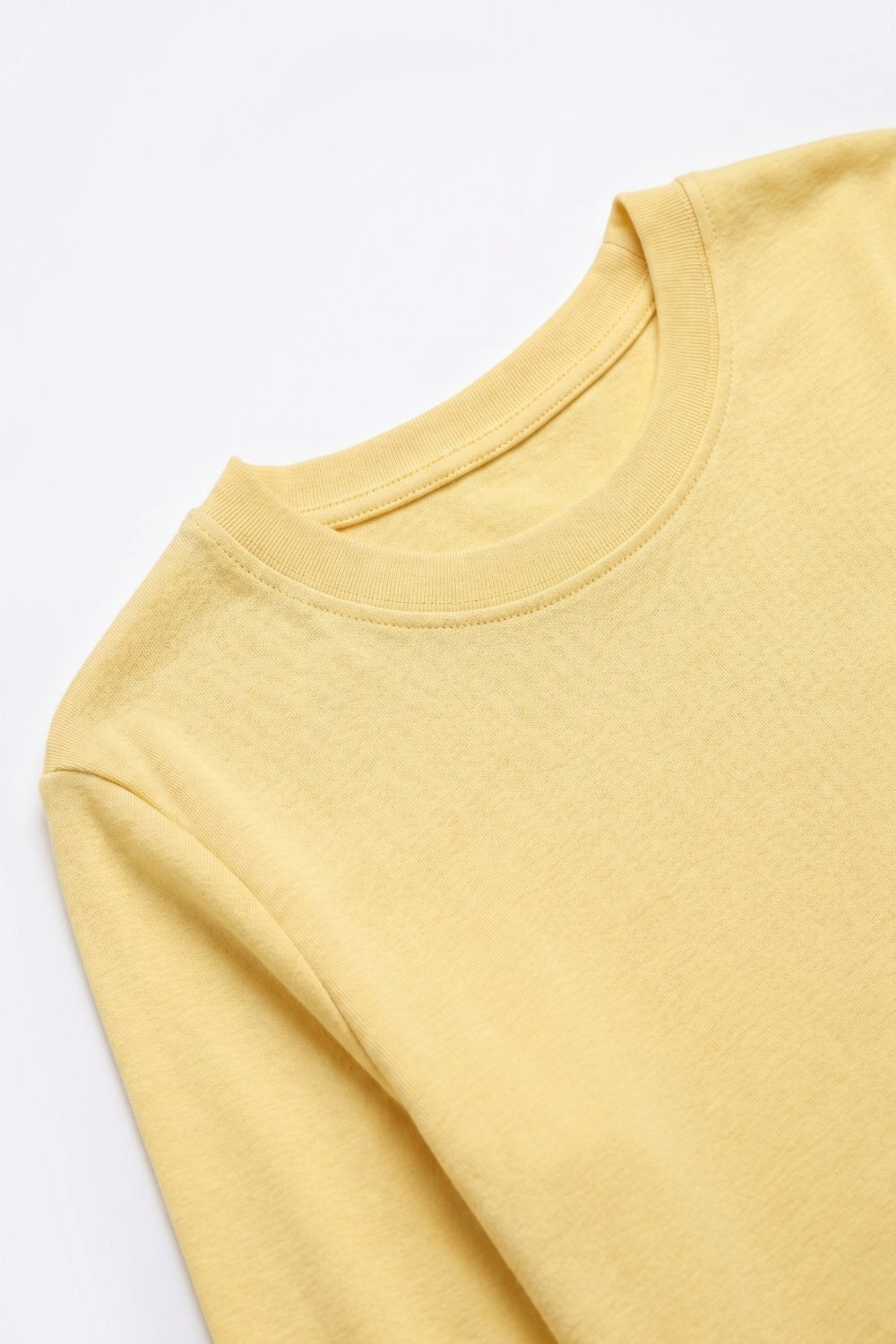 Top avec insertion en crochet et ourlet asymétrique en jaune