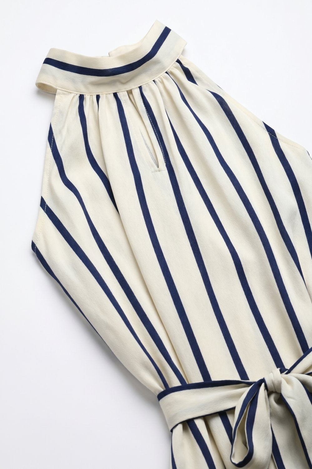 Robe longue en satin à rayures avec dos nu et ceinture à nouer