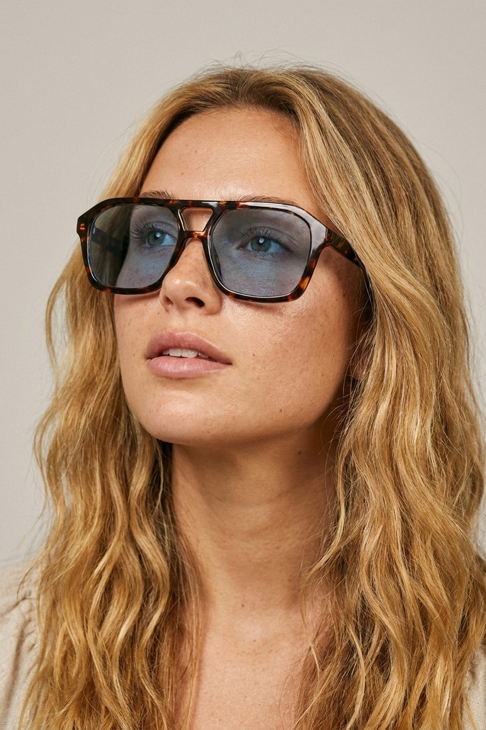 Lunettes de soleil aviateur marron écaille avec verres bleus