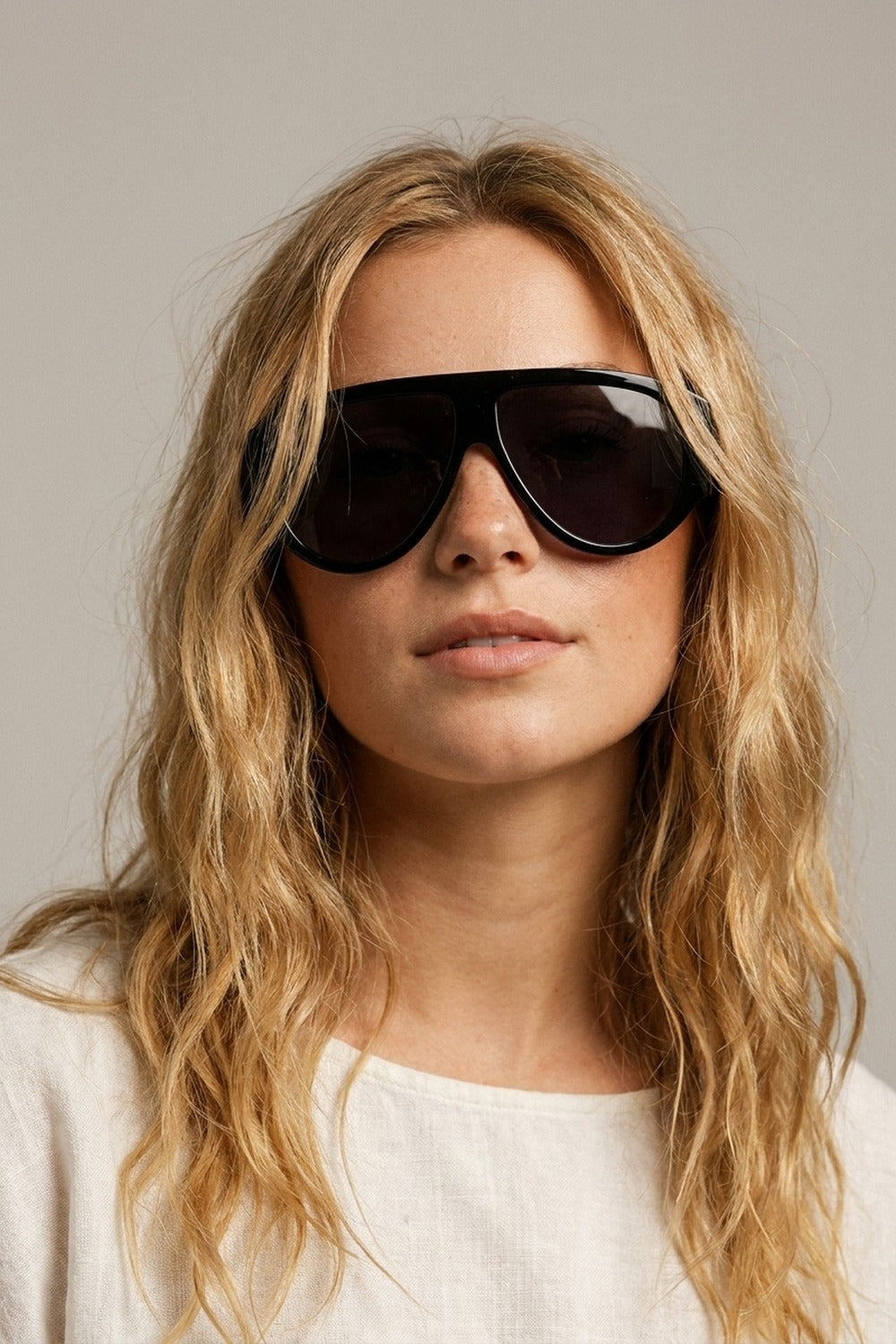 Lunettes de soleil surdimensionnées noires avec verres foncés