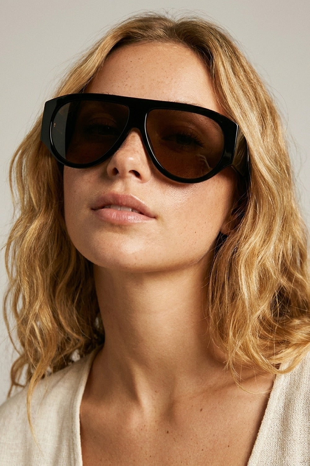 Lunettes de soleil à visière noire avec verres marron