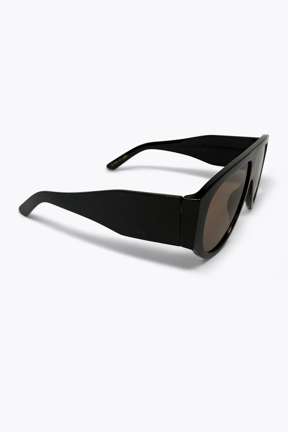 Lunettes de soleil à visière noire avec verres marron