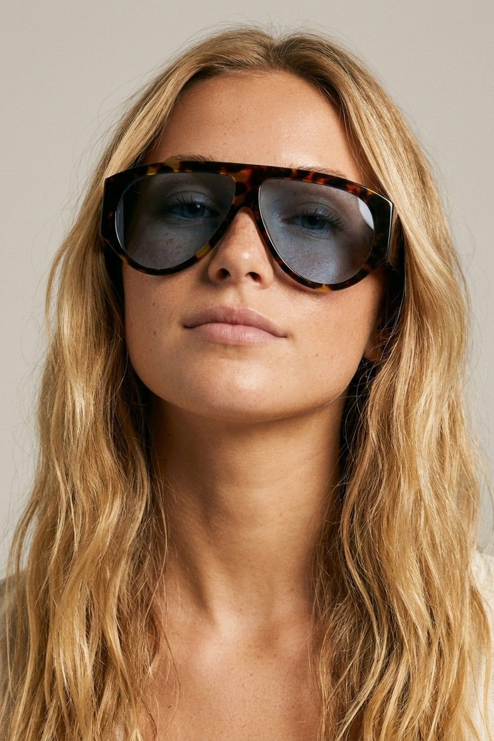 Lunettes de soleil aviateur à monture écaille avec verres bleus