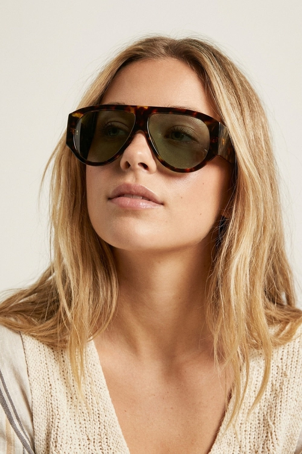 Lunettes de soleil surdimensionnées type bouclier avec monture écaille de tortue et verres verts