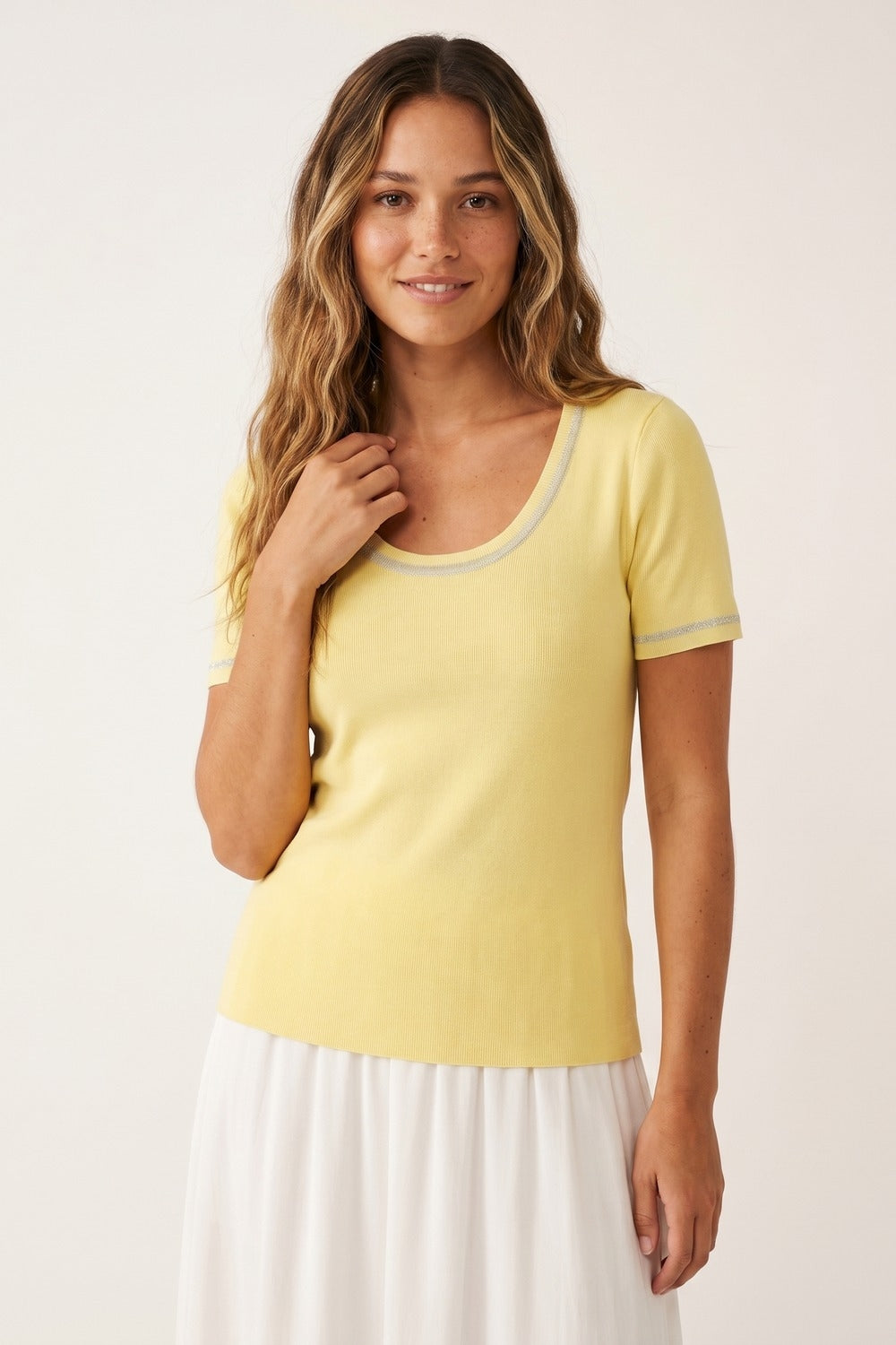 Pull jaune à col rond en tricot côtelé avec garniture en lurex brillant