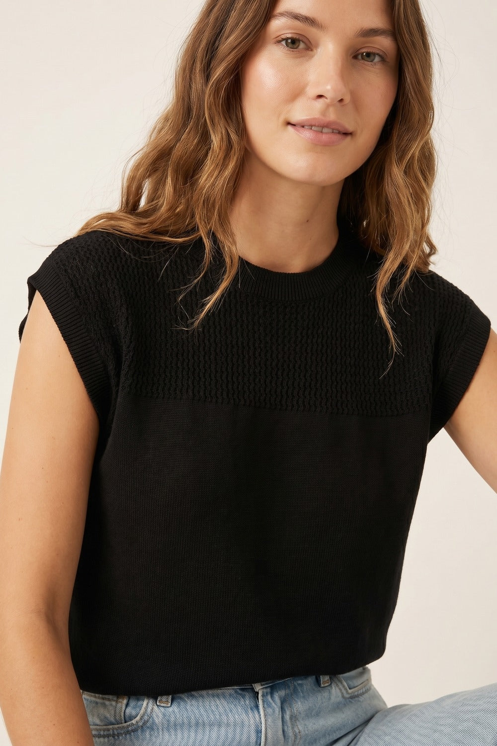 pull à manches courtes noir en tricot avec détail de plastron texturé