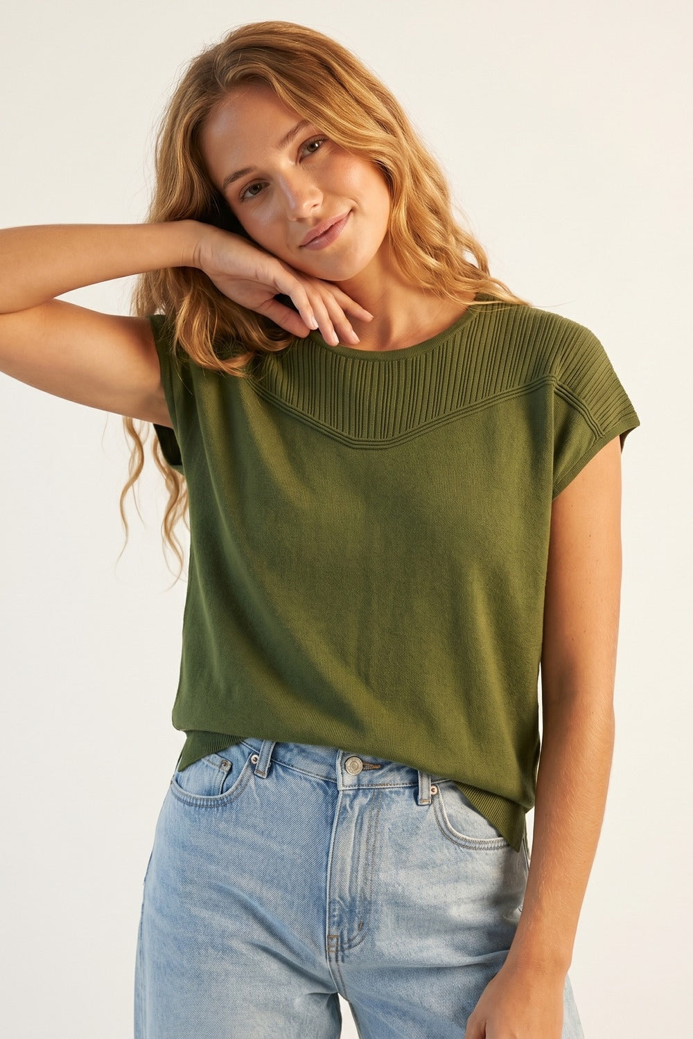 Pull à manches courtes en maille vert olive avec détails côtelés