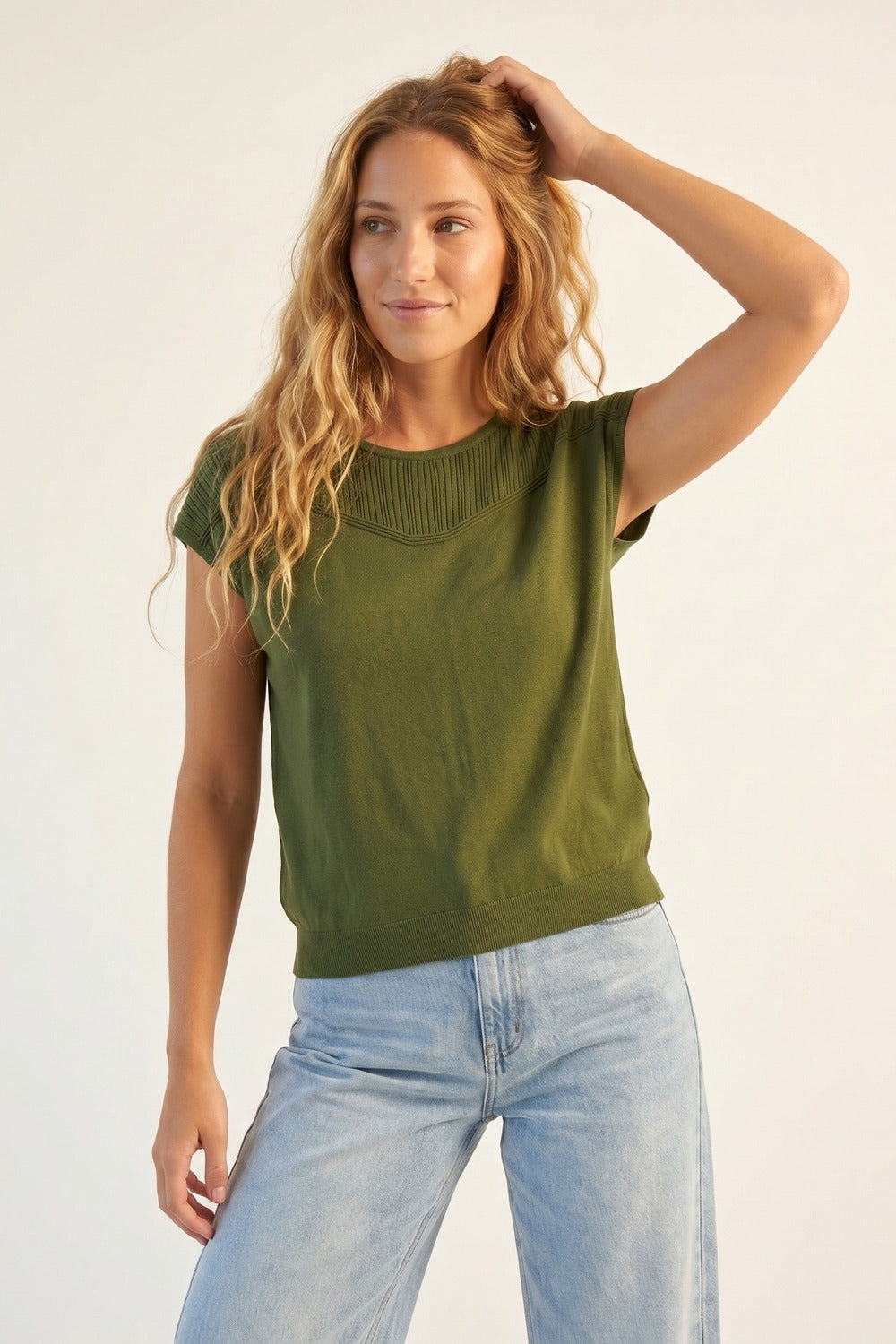 Pull à manches courtes en maille vert olive avec détails côtelés