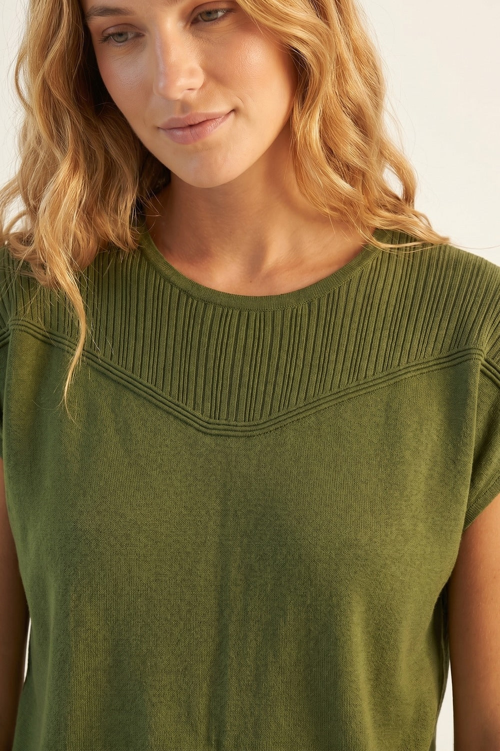 Pull à manches courtes en maille vert olive avec détails côtelés