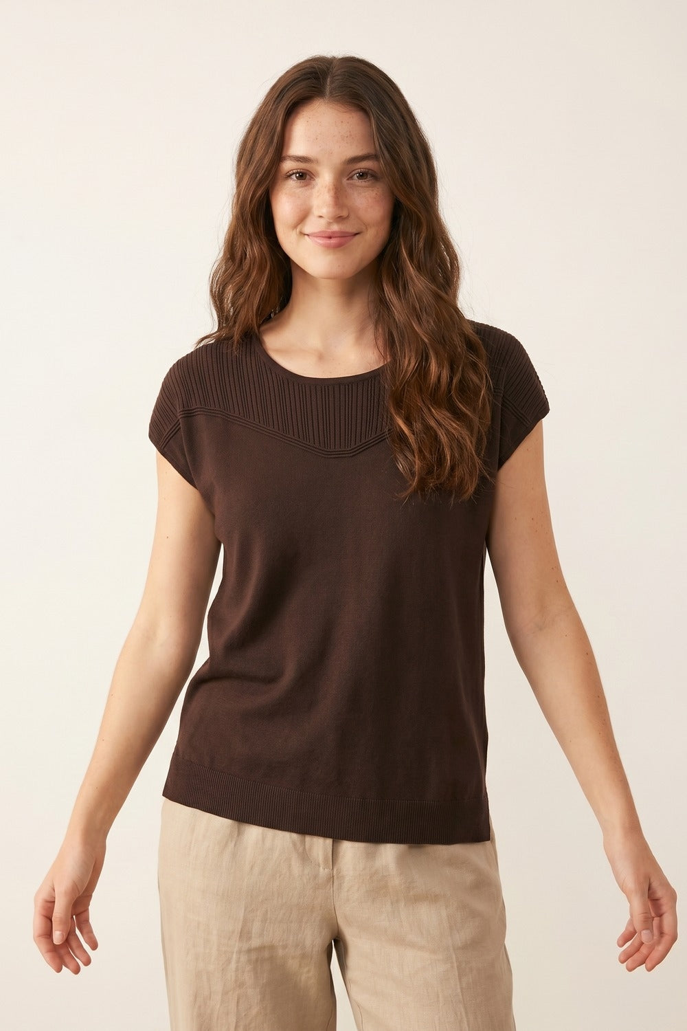 Pull à Manches Courtes en Tricot Marron avec Détail Côtelé