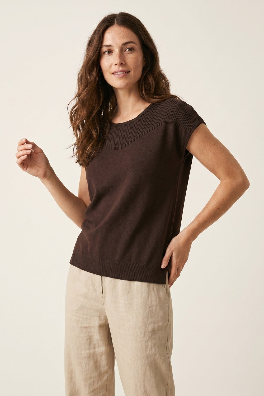 Pull à Manches Courtes en Tricot Marron avec Détail Côtelé