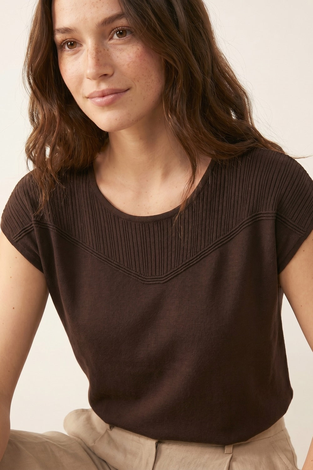 Pull à Manches Courtes en Tricot Marron avec Détail Côtelé