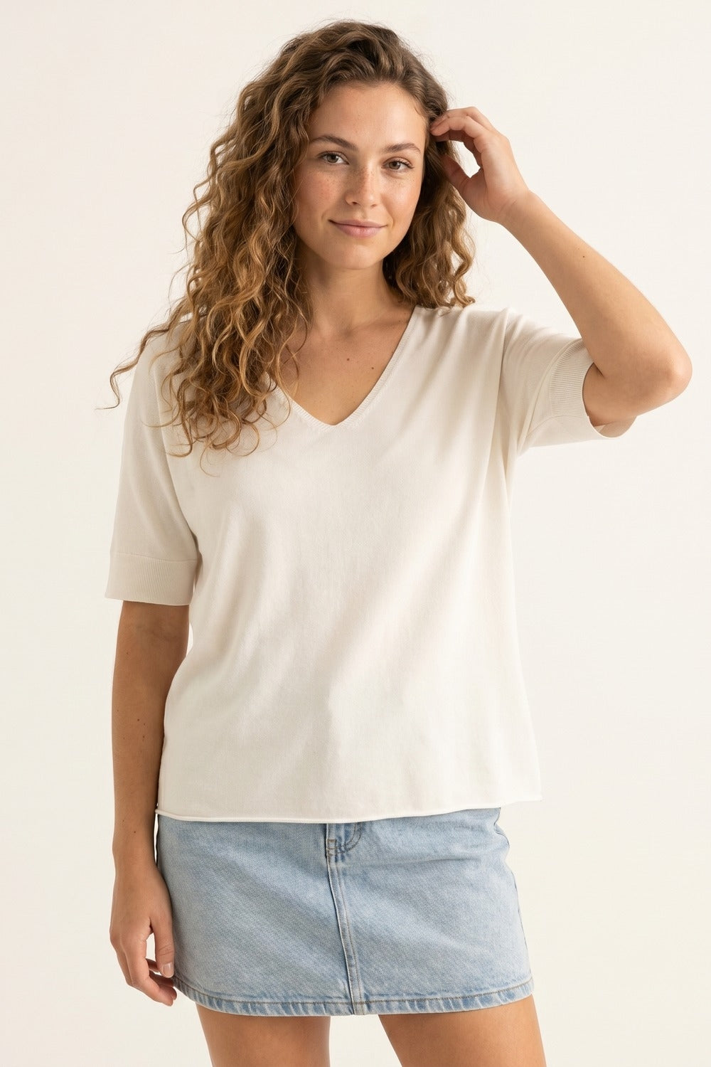 Pull blanc à manches courtes et col en V, coupe décontractée
