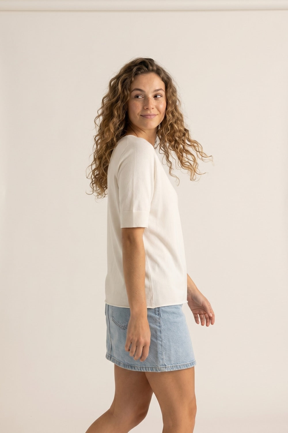Pull blanc à manches courtes et col en V, coupe décontractée