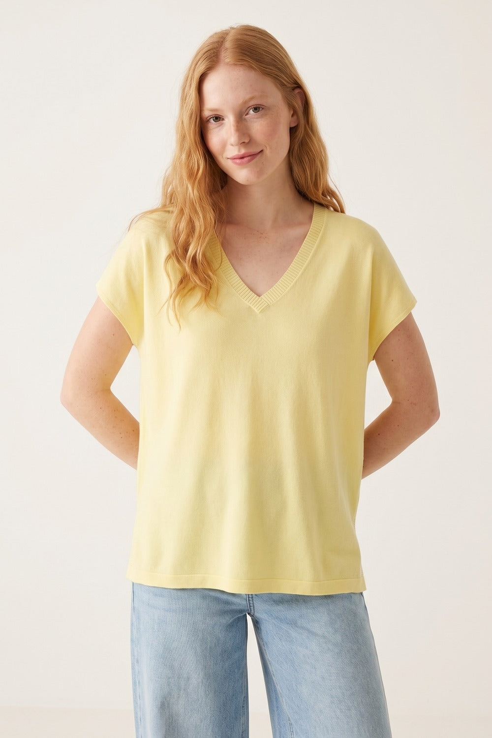 Pull léger jaune à col en V et coupe décontractée