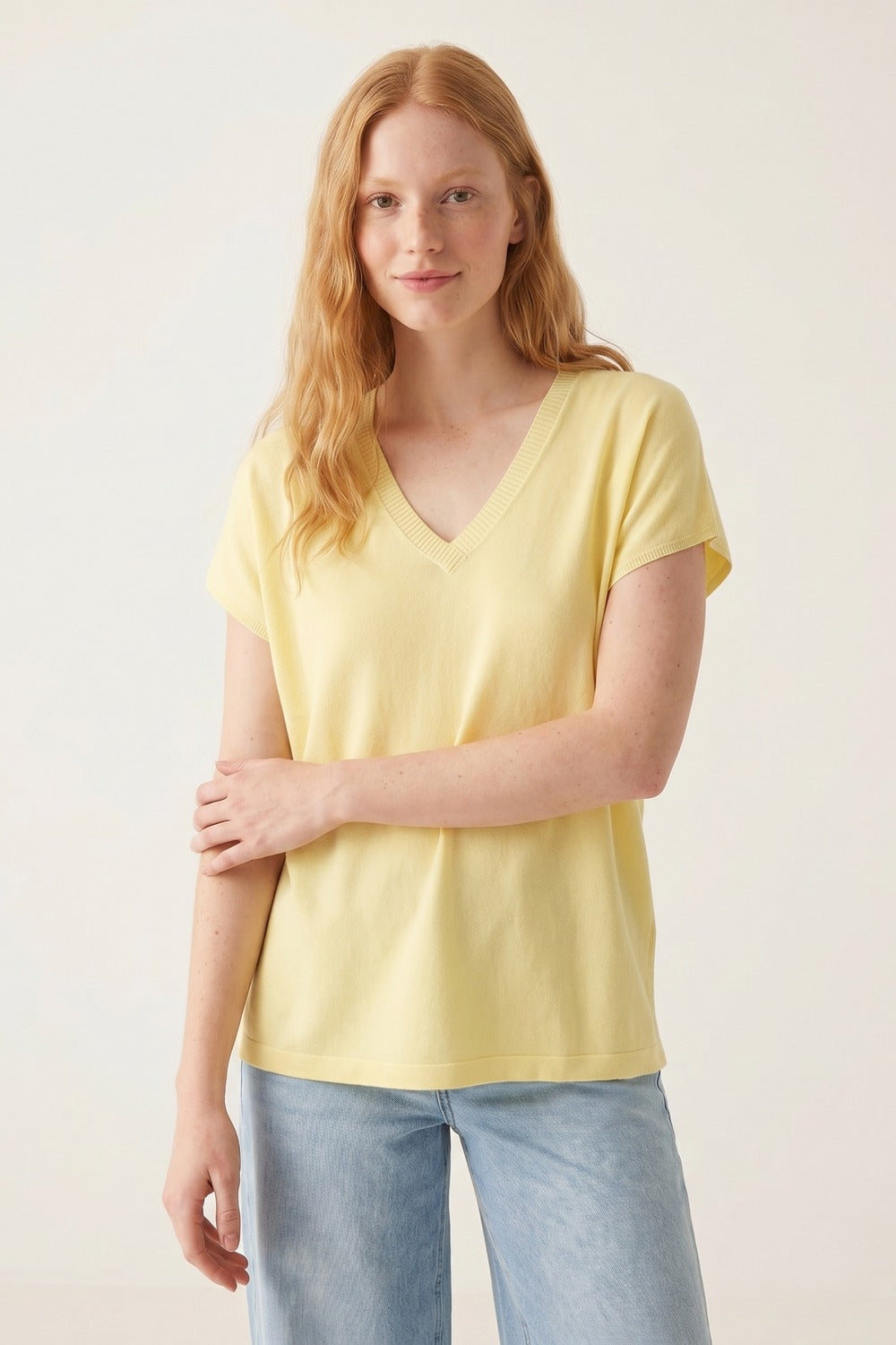 Pull léger jaune à col en V et coupe décontractée