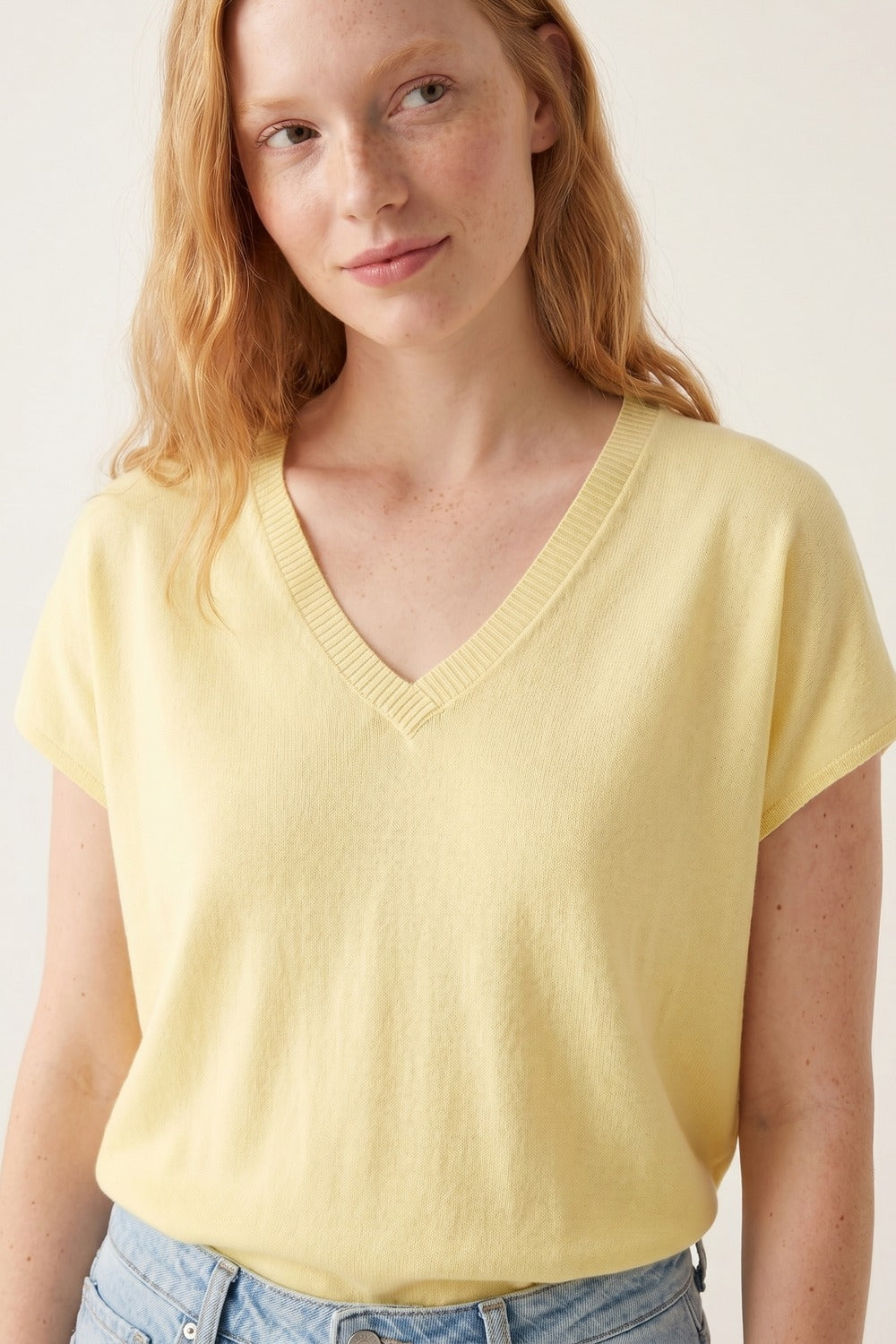 Pull léger jaune à col en V et coupe décontractée