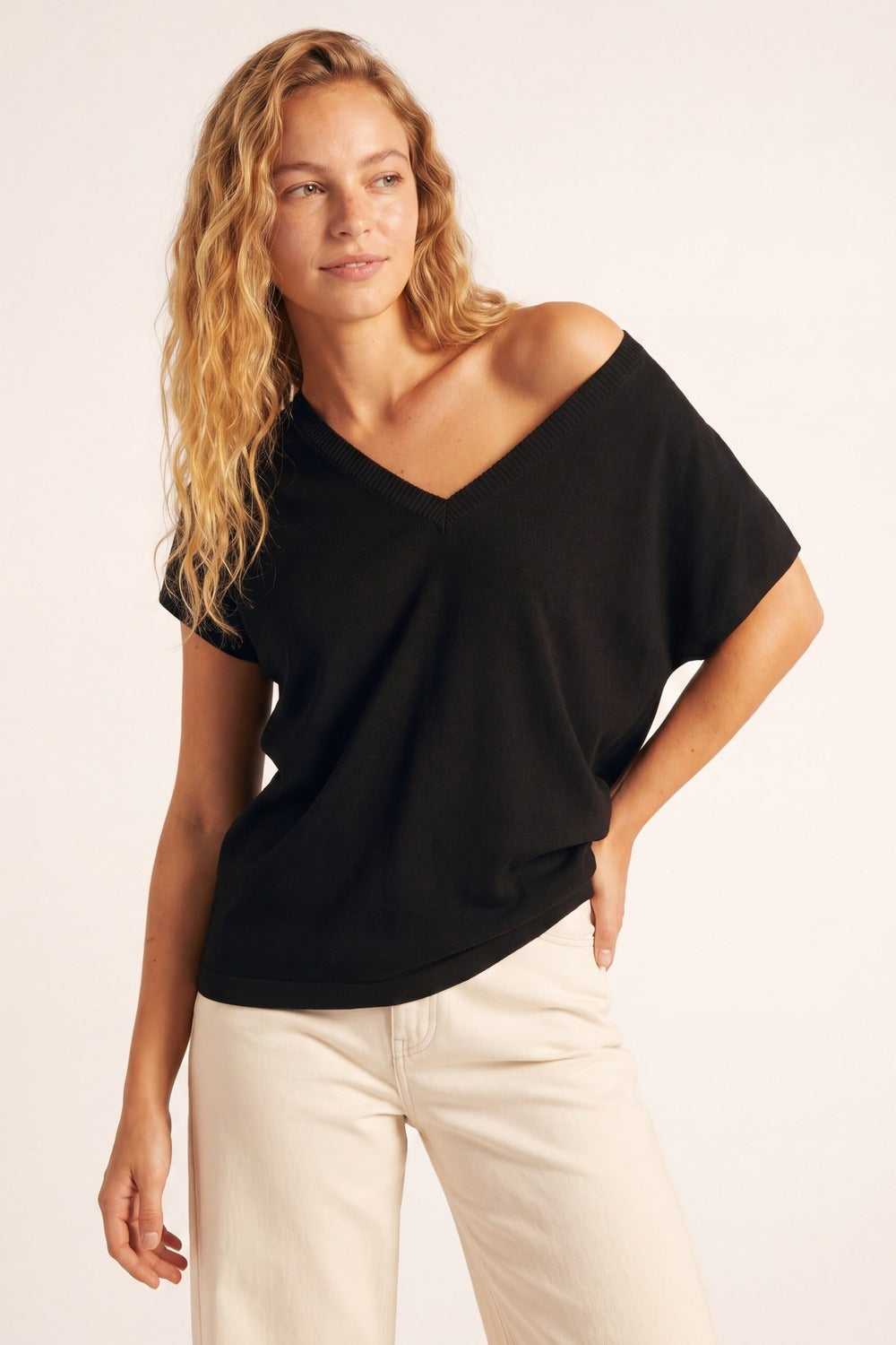 Pull noir en tricot fin à col en V et manches courtes
