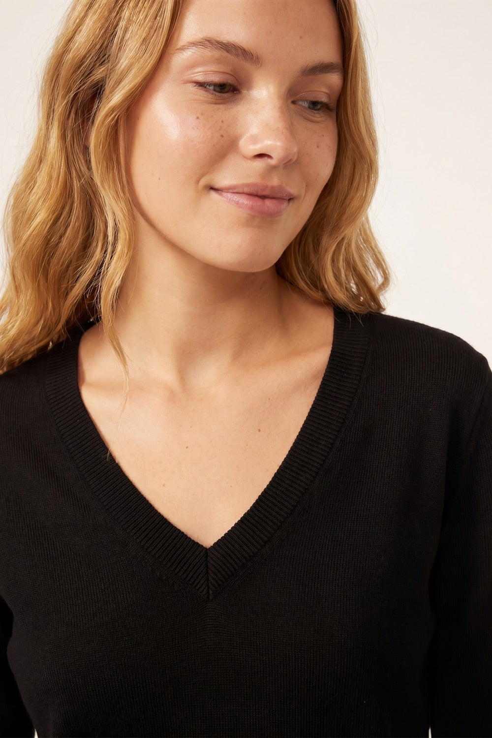 Pull noir en tricot fin à col en V et manches courtes