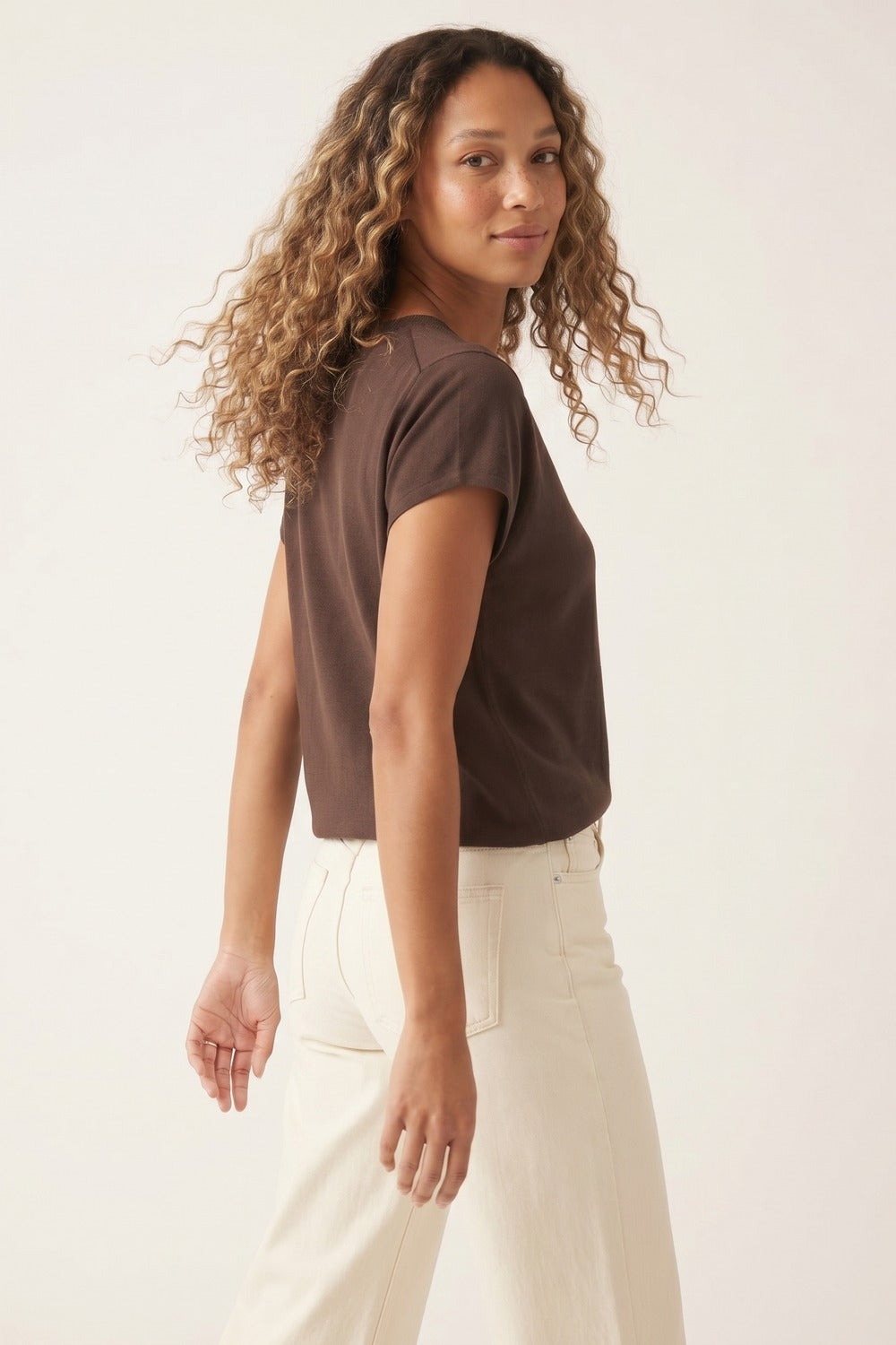 Pull à manches courtes à col en V en tricot fin marron