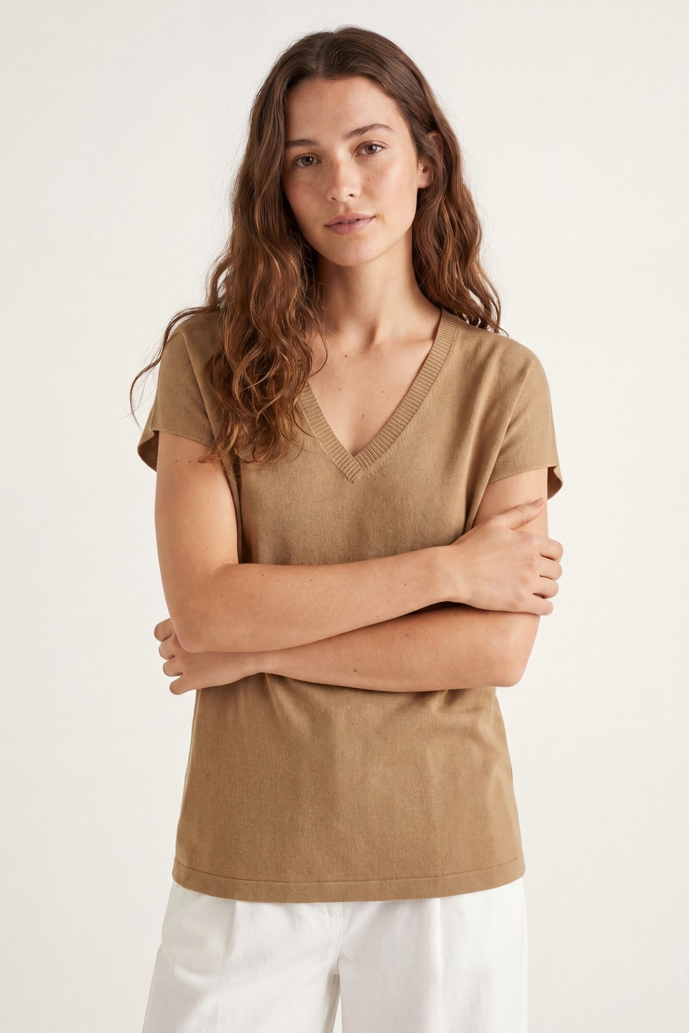 Pull à manches courtes et col en V en maille fine couleur camel