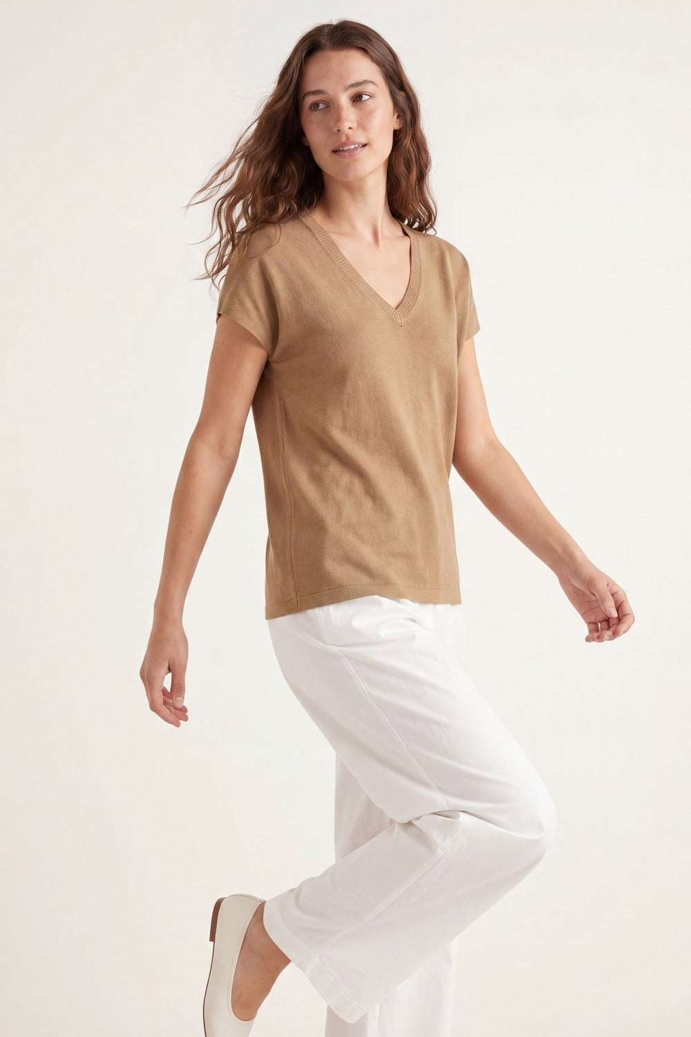 Pull à manches courtes et col en V en maille fine couleur camel