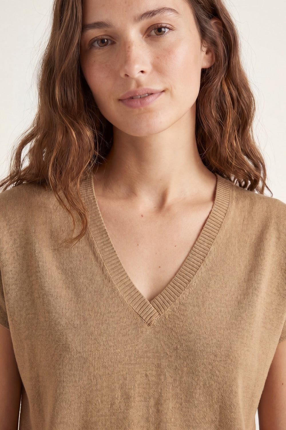 Pull à manches courtes et col en V en maille fine couleur camel